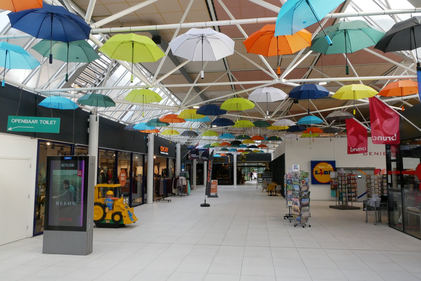 Overdekt winkelcentrum De Liekeblom in Leek met kleurrijke paraplu's